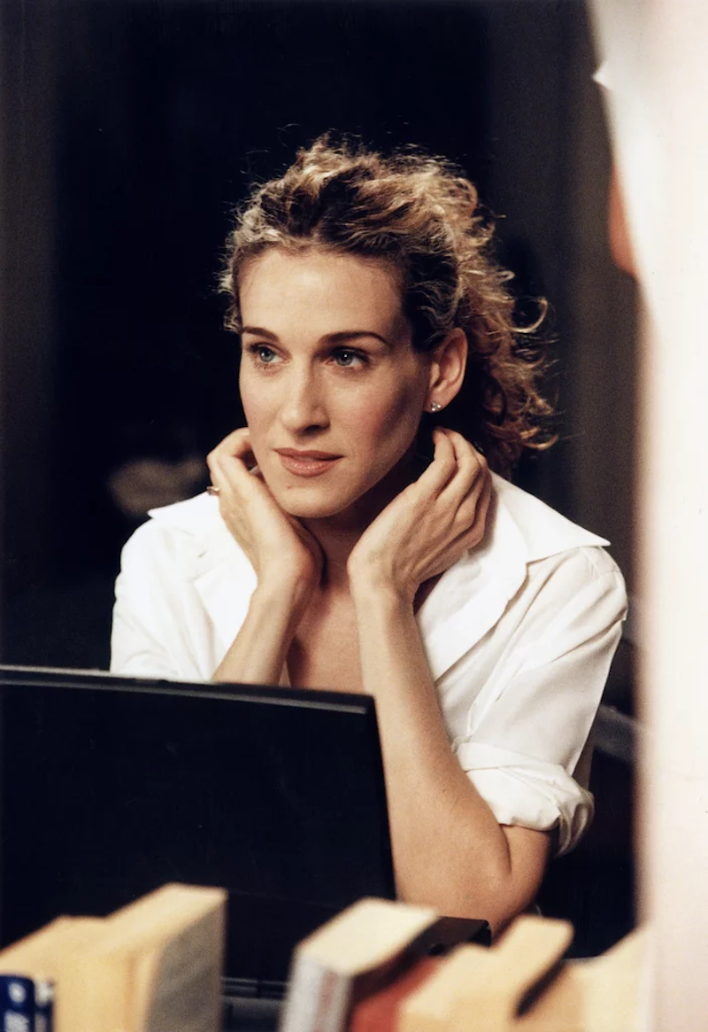 Carrie-Bradshaw-white-shirt-on-computer-Sex-and-the-City.png